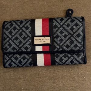 Tommy Hilfiger Wallet in amazing condition